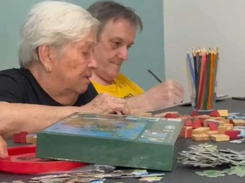 atividades Imagem ilustrativa das atividades com jogos, desenho e quebra-cabeça da Casa de Repouso Lar Moreira – Zona Sul